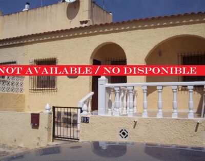 {:en}LJ00125 – A Mid terrace 2 Bedroom, 2 bathroom model “Fina” bungalow Sleeps 4{:}{:es}LJ00125 – Un bungalow de 2 dormitorios y 2 baños modelo “Fina” con capacidad para 4 personas{:}