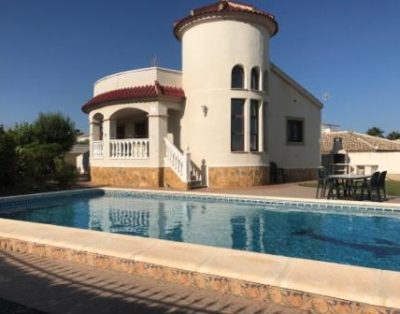 LJ00104 – A detached beautiful villa offering 3 bedrooms, 2 bathrooms in a Large garden