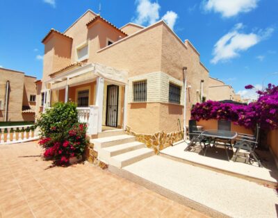 {:en}LJ00128 – A two bedroom, two bathroom property with outside space and underbuild storage  (Sleeps 4){:}{:es}LJ00128 – Una propiedad de dos dormitorios y dos baños con espacio exterior y almacenamiento en el sótano (para 4 personas){:}