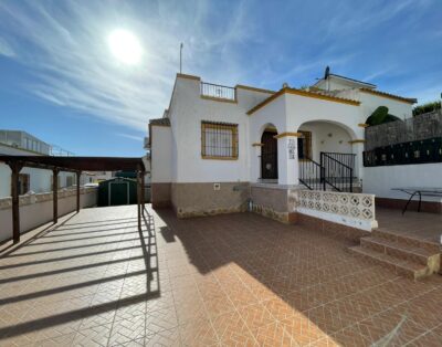 LJ00113 – A well presented 3 bedroom, 2 bathroom property and access to a communal pool.