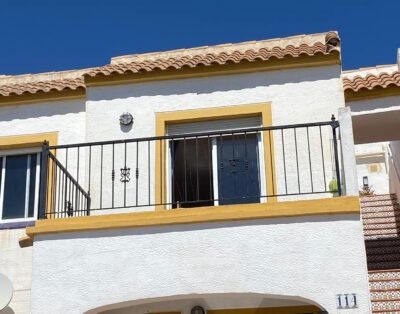 LJ00121 – Lovely top floor 3 bedroom, 1 bathroom apartment overlooking the shared pool with excellent views of the surrounding area