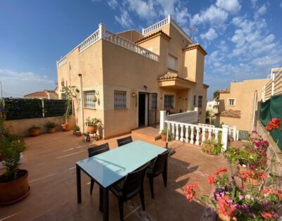 LJ00159 – A lovely 2 bedroom, 2 bathroom property with large outside space, situated on the Calle Dublin area with a communal pool
