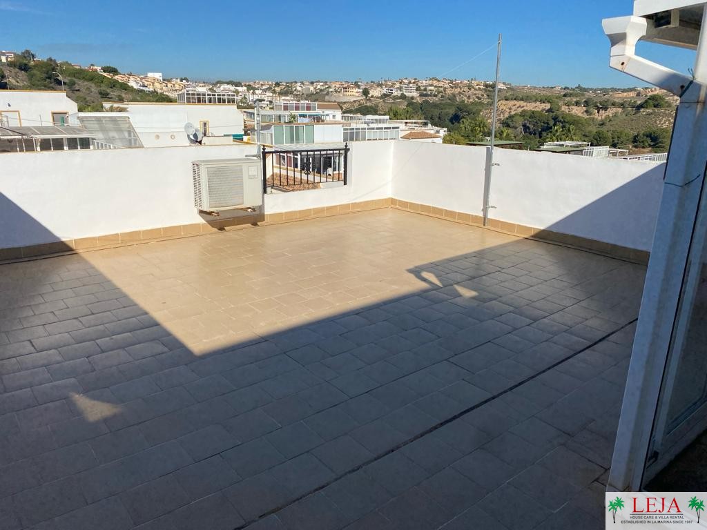 LJ00101 – A Beautifully presented 3 bedroom,1 bathroom Quad property offering a modern furnishings, large solarium with glazed in summer house