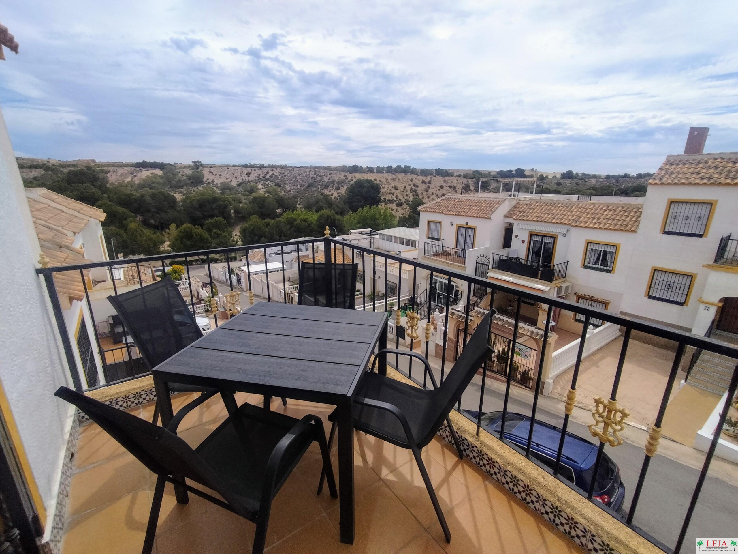 LJ00124 – Lovely top floor 3 bedroom, 1 bathroom apartment on Marina del Mar phase 1 with shared pool