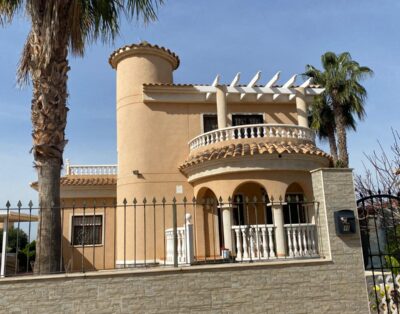 LJ00105 – Beautifully presented 4 bedroom, 2 bathroom detached villa with private pool