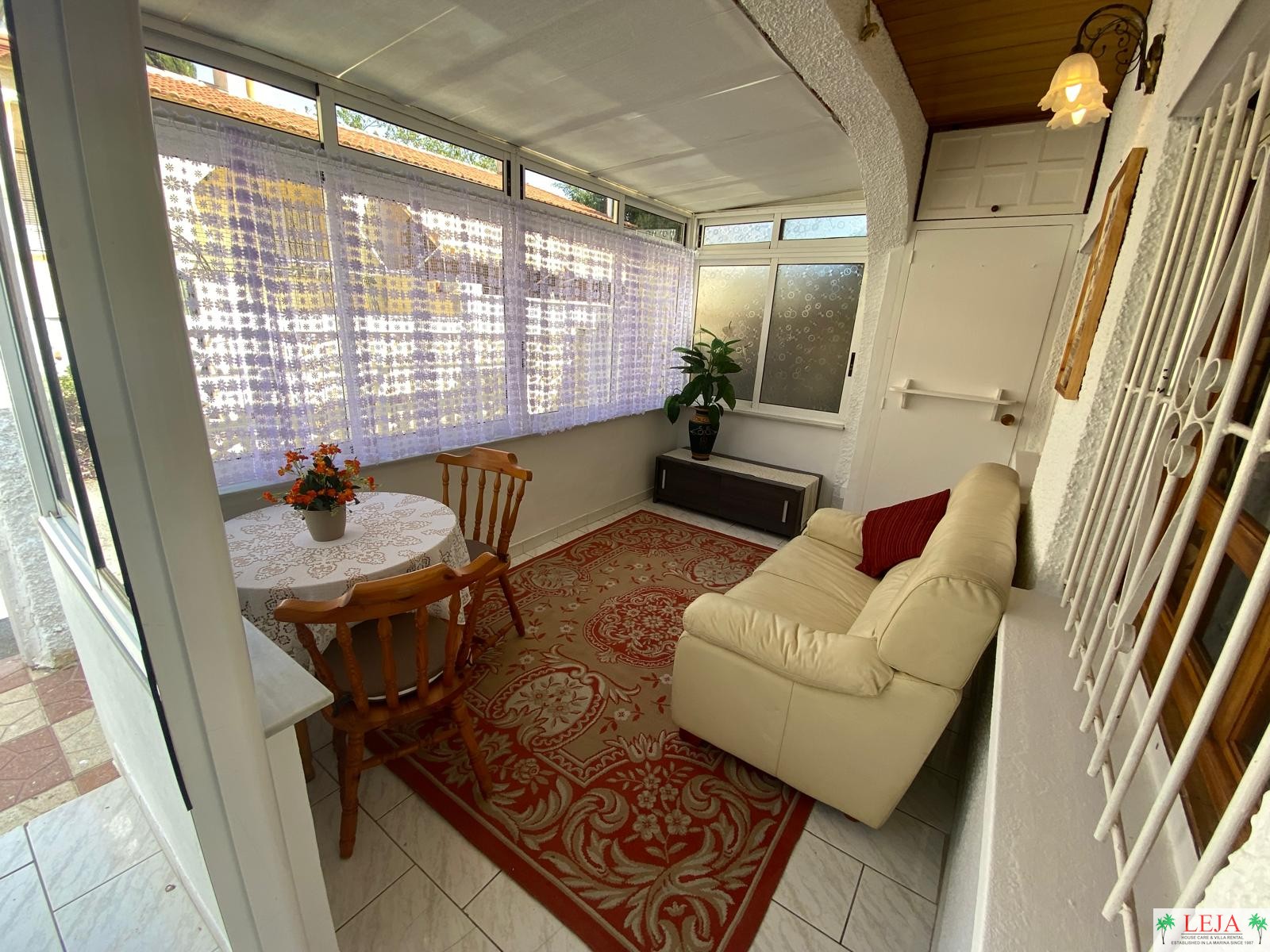 LJ00120 – A cosy reformed 1 bedroom, 1 bathroom “Josefina” property close to amenities located on Parque Danubio