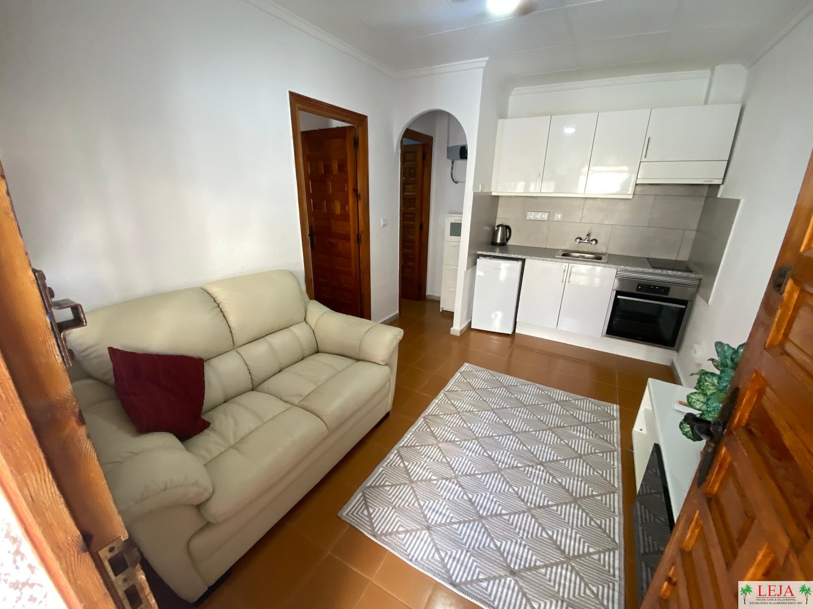 LJ00120 – A cosy reformed 1 bedroom, 1 bathroom “Josefina” property close to amenities located on Parque Danubio