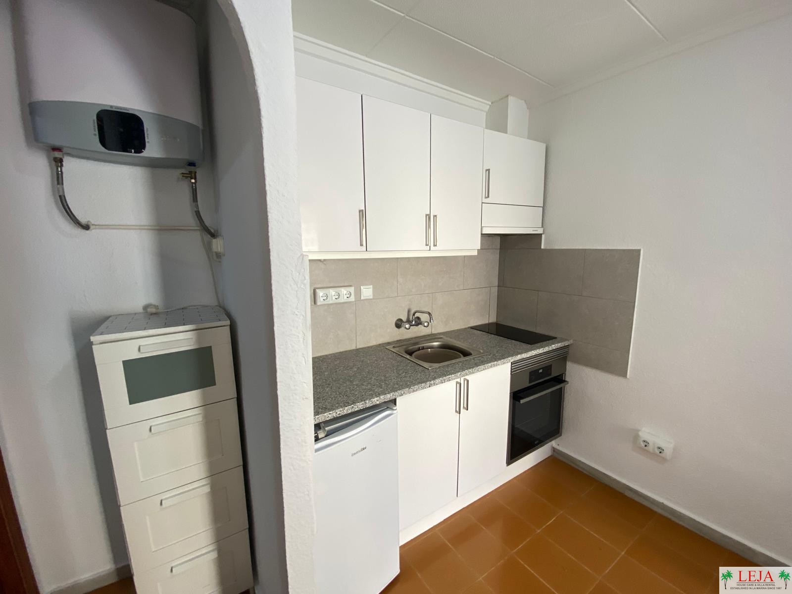 LJ00120 – A cosy reformed 1 bedroom, 1 bathroom “Josefina” property close to amenities located on Parque Danubio