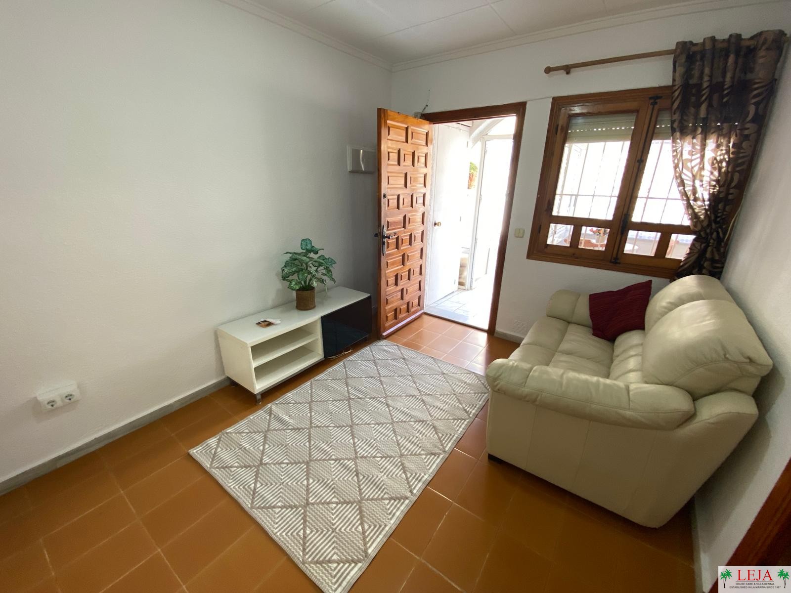 LJ00120 – A cosy reformed 1 bedroom, 1 bathroom “Josefina” property close to amenities located on Parque Danubio