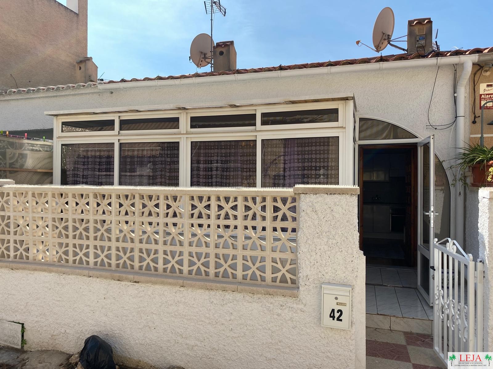 LJ00120 – A cosy reformed 1 bedroom, 1 bathroom “Josefina” property close to amenities located on Parque Danubio