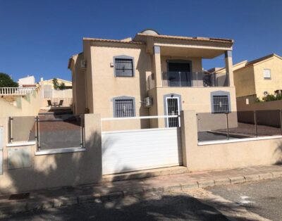 LJ00143 – A beautiful & spacious villa offering 2 living rooms, 5 Bedrooms, 3 Bathrooms, Air con & private pool