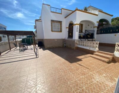 LJ00113 – A well presented 3 bedroom, 2 bathroom property and access to a communal pool.
