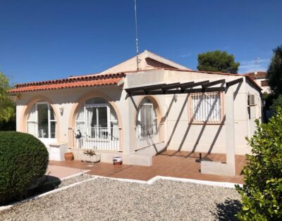 LJ00149 – Beautiful spacious 3 bedroom, 3 bathroom detached villa with private pool, situated in El Oasis on one level